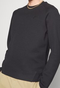 Donkergrijze sweatshirt van een katoenmix, met een ronde halslijn, raglanmouwen en een klein zwart logo op de borst.