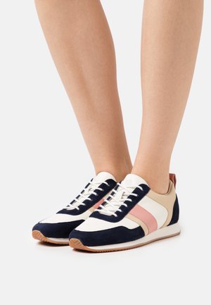 Las zapatillas de ante y cuero azul presentan un diseño de rayas en crema y rosa, con una puntera blanca y una suela de goma.
