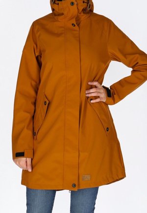 Parka mostaza resistente al agua con un alto cuello, cierre de cremallera, bolsillos laterales y acentos negros en las mangas. Textura suave.