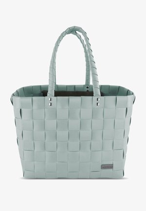 Gewebte Tragetasche in hellminzgrün aus strapazierfähigem Material, mit zwei geflochtenen Griffen und silbernen Hardware-Akzenten. Rechteckige Form.