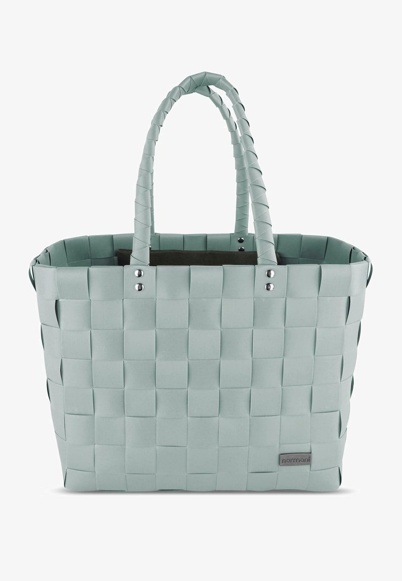 Gewebte Tragetasche in hellminzgrün aus strapazierfähigem Material, mit zwei geflochtenen Griffen und silbernen Hardware-Akzenten. Rechteckige Form.