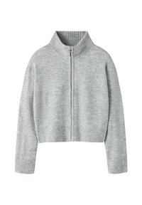 Lyhyt harmaa neulepusero, valmistettu pehmeästä neuloksesta, jossa on korkea ribbineulospystykaulus ja resorit hihansuissa, edessä vetoketjukiinnitys.