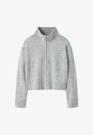 Szary krótki sweter wykonany z miękkiej dzianiny, z wysokim prążkowanym kołnierzem i prążkowanymi mankietami, zapinany na zamek z przodu.