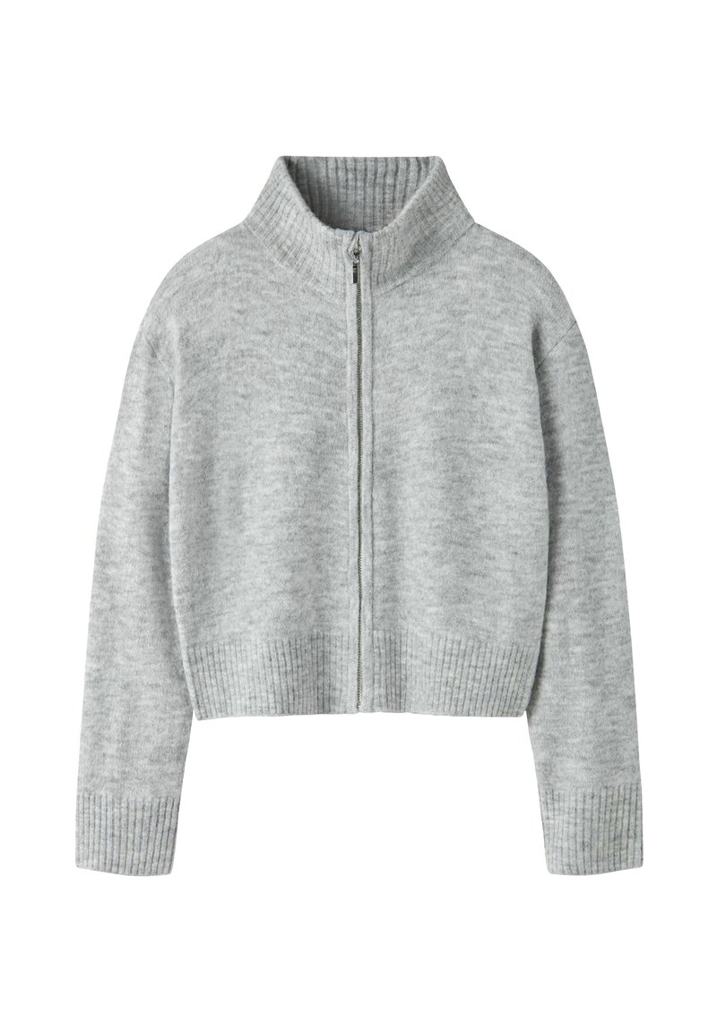 Lyhyt harmaa neulepusero, valmistettu pehmeästä neuloksesta, jossa on korkea ribbineulospystykaulus ja resorit hihansuissa, edessä vetoketjukiinnitys.