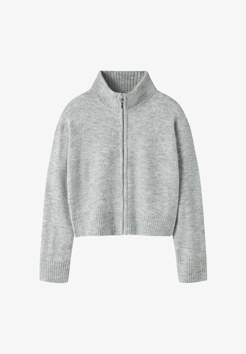 Lyhyt harmaa neulepusero, valmistettu pehmeästä neuloksesta, jossa on korkea ribbineulospystykaulus ja resorit hihansuissa, edessä vetoketjukiinnitys.