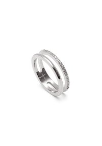 Anello d'argento con una fascia liscia e una fascia separata decorata con piccole pietre scintillanti. Design elegante con un'estetica moderna e minimalista.