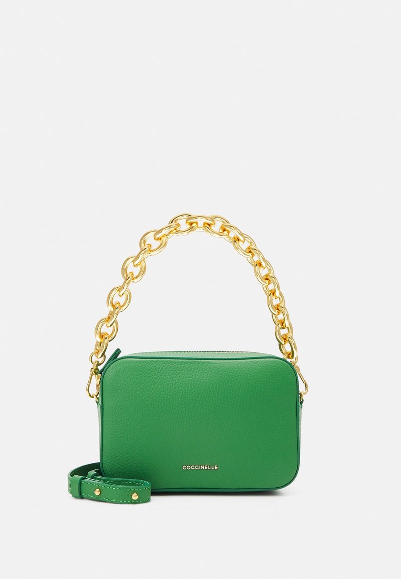 Borsa a tracolla in pelle verde con forma rettangolare, dotata di una tracolla in catena dorata e di una tracolla rimovibile. Logo del brand visibile sul davanti.