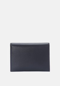 Portefeuille rectangulaire en cuir lisse couleur bleu marine foncé. Présente des bords nets et des coutures minimales. Design compact, sans quincaillerie visible.