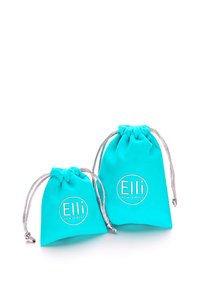 To turquoise snorrebetræk lavet af blødt stof, med sølvsnor og trykt logo "Elli vi ♥ smykker" i hvid.