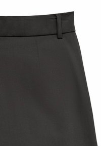 Sorte bukser med en glat, vævet tekstur, en flad talje med bæltestropper og et lige snit. Ingen synlige mønstre eller detaljer.