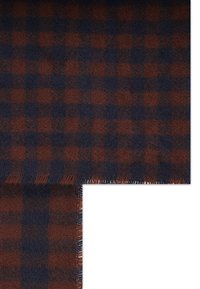 Brązowy i granatowy szalik w kratkę wykonany z miękkiego materiału, z frędzlami na krawędziach i teksturowanym, ciepłym wyglądem.