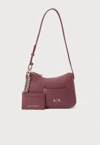 Geantă de umăr din piele burgundy cu formă curbată, finisaj texturat, accesorii argintii și buzunar frontal cu logo-ul "A|X". Include un suport pentru card detașabil.