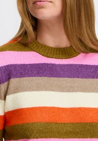 Maglione lavorato a maglia multicolore con ampie righe orizzontali in rosa, arancione, viola, marrone, crema e verde oliva, con colletto a costine.
