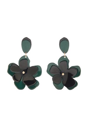 Zielono-czarne kolczyki wiszące w kształcie warstwowych kwiatów z centralnymi elementami w kolorze złota i sztyftami w kształcie kropli.