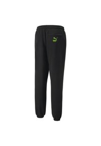 Sorte joggere lavet af blødt stof med elastisk talje. Har et lille grønt Puma-logo på øverste venstre lår og elastiske manchetter.