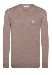 Bruine trui gemaakt van zacht materiaal, met een ronde halslijn, lange mouwen, geribbelde manchetten en zoom, en een klein crème vogellogo op de borst.