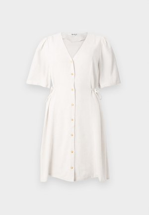Robe blanche à manches courtes avec boutons sur le devant, encolure en V, manches bouffantes froncées et liens latéraux à la taille.