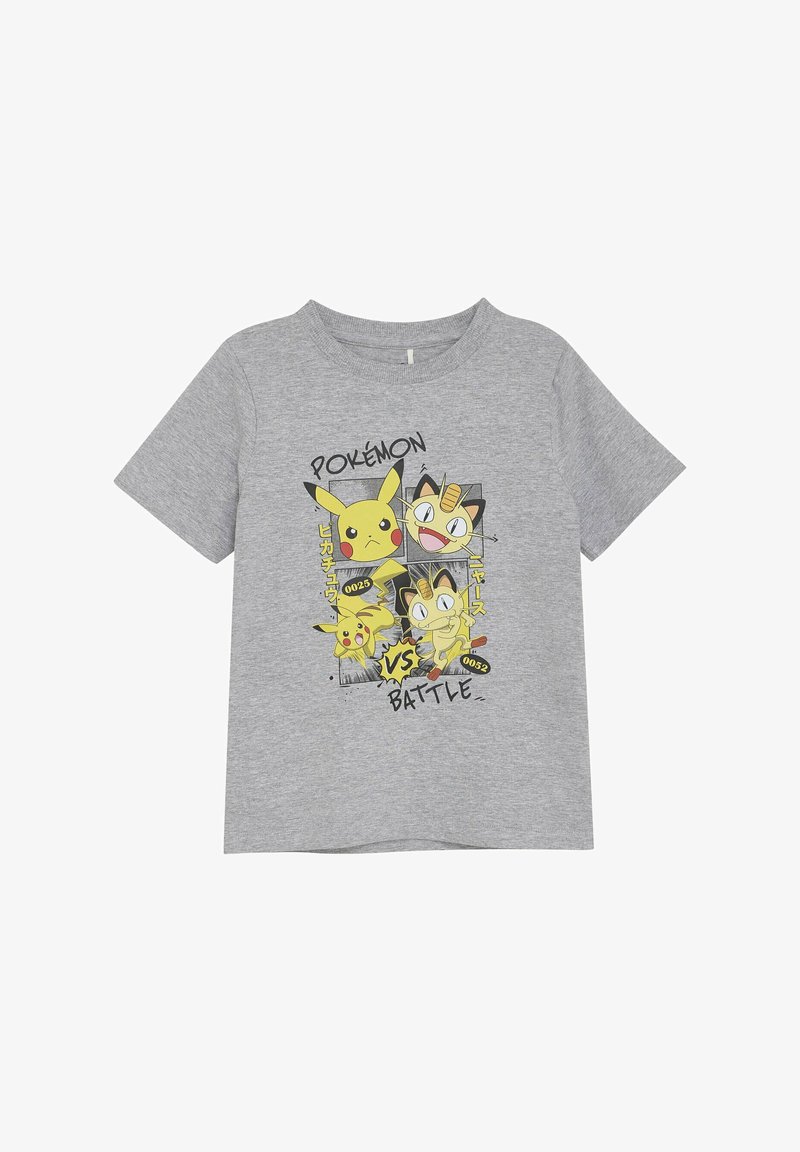 T-shirt gris à manches courtes mettant en vedette les personnages Pokémon Pikachu et Meowth avec un graphique audacieux "VS BATTLE" en jaune et noir.