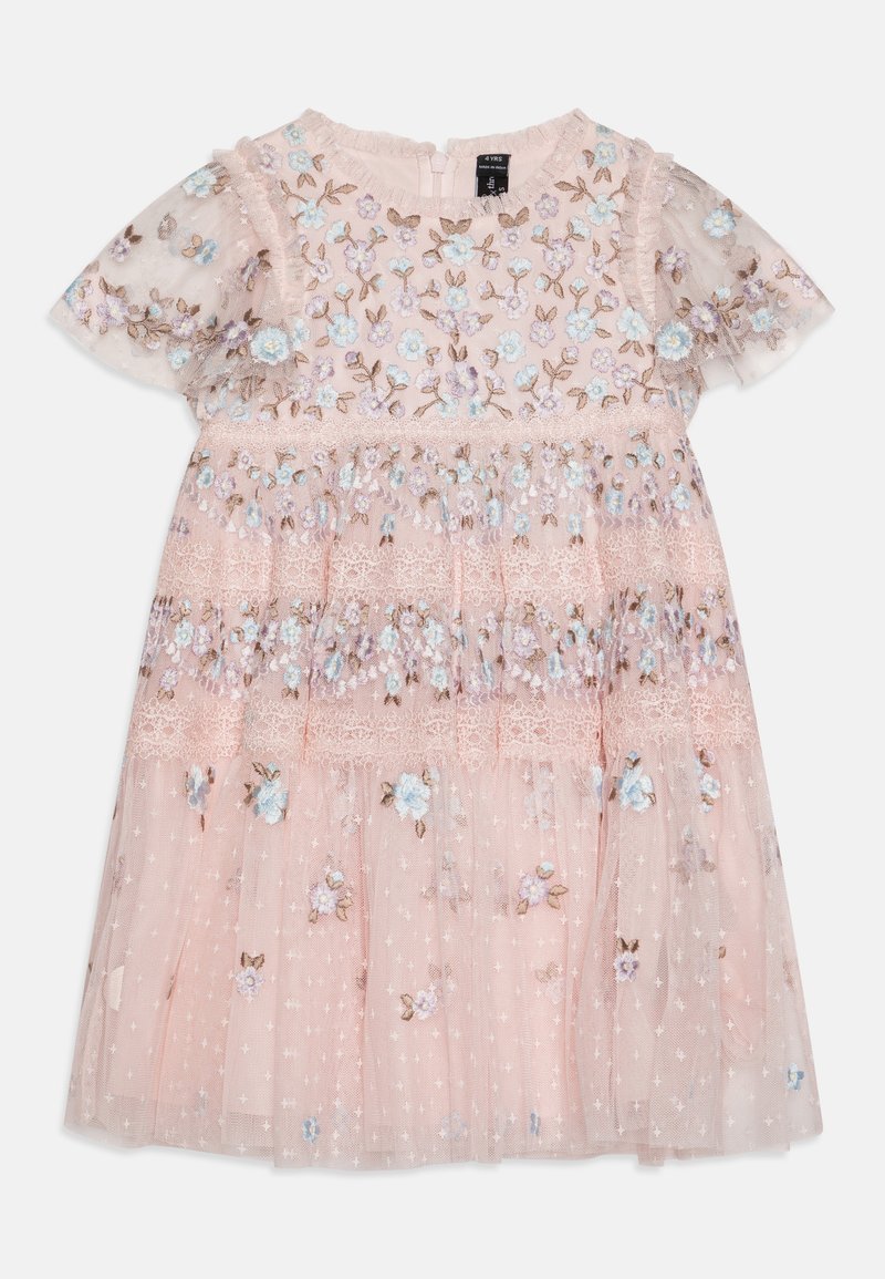 Rozā izšūts kleita ar caurspīdīgām īsām piedurknēm, kurā ir ziedu raksti, mežģīņu akcenti, slāņota tilla auduma un pogu aizdare aizmugurē.