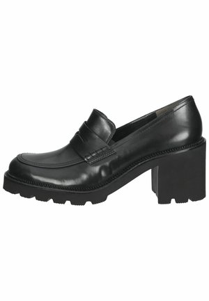 Mocasines de cuero negro con un panel frontal elevado, tacón de bloque y suela de goma con un diseño texturizado. Detalles de costura a lo largo de los bordes.