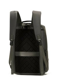 Un sac à dos gris avec des bretelles en maille rembourrées, un panneau arrière texturé noir présentant un motif en diamant, et un design élégant et moderne.