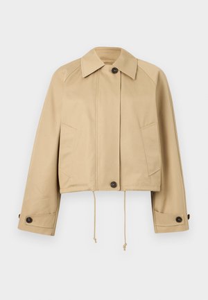 Μπεζ cropped μπουφάν με φαρδιά γιακά, μακριά μανίκια, μανσέτες με κουμπιά, μπροστινά κουμπιά με τρουκς, δύο λοξές τσέπες και ρυθμιζόμενα κορδόνια στο τελείωμα.