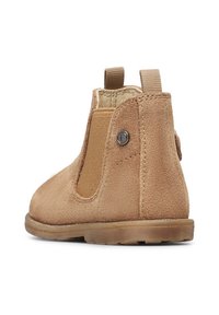 Kavová semišová kotníková bota s elastickými bočními panely a kulatou špičkou. Disponuje malou logovou broží a strukturovanou gumovou podrážkou.