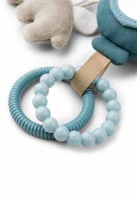 Jucărie pentru dinți cu două inele: unul neted, de un albastru deschis, cu mărgele, iar celălalt cu striații, de culoare teal; conectate printr-o curea din material bej. Accente dintr-un material pufos care reprezintă animale.