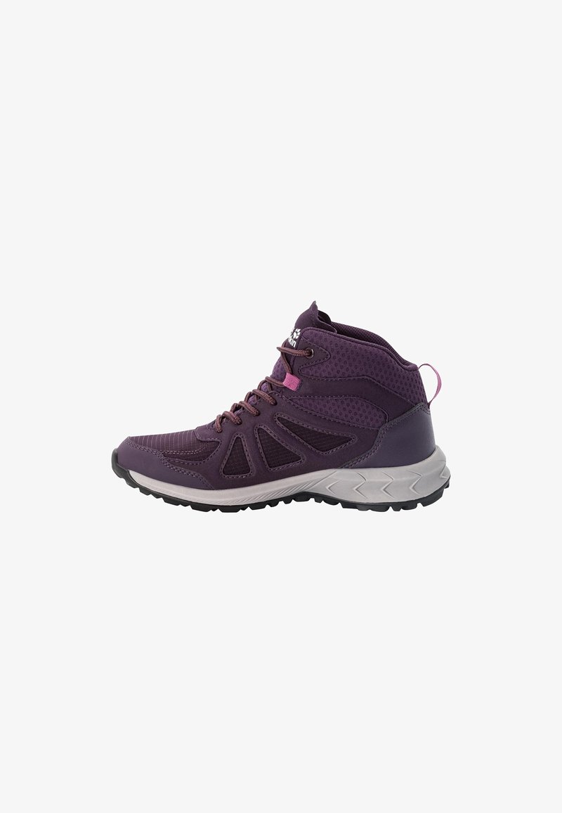 Chaussure de randonnée montante en violet foncé avec panneaux en mesh et en daim, semelle à crampons noire, boucle de lacet rose et logo blanc de la marque sur la languette.