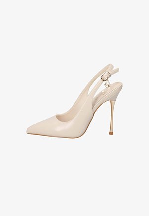 Décolleté slingback beige con punta a punta, tacco sottile a stiletto dorato e cinturino alla caviglia con piccolo ciondolo dorato.