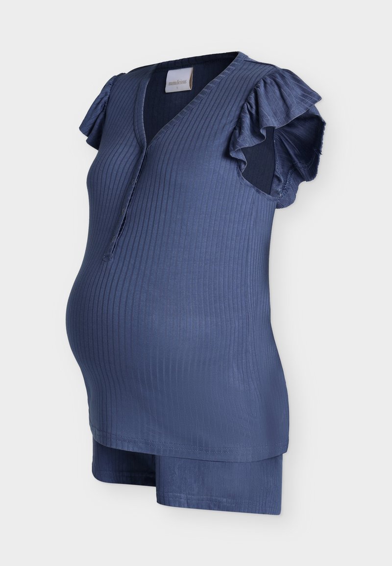 Haut de maternité côtelé bleu avec manches courtes à volants et patte de boutonnage à l'avant, assorti à un short assorti sur fond blanc.