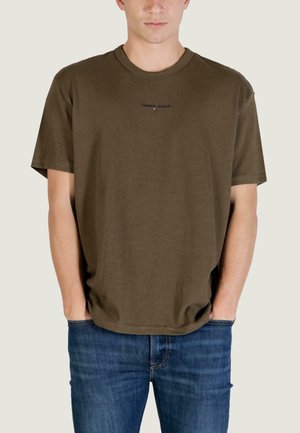 T-shirt in cotone verde oliva con vestibilità comoda, maniche corte e scollo rotondo. Piccolo logo "TOMMY JEANS" ricamato sul petto.