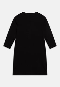 Musta puuvillamekko, jossa on kolme neljäsosaa hihat, pyöreä pääntie ja yksinkertainen, rento leikkaus. Sileä pinta ilman näkyviä kuvioita.