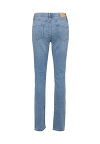 Jasnoniebieskie jeansy o prostych nogawkach z tylnymi kieszeniami i beżową skórzaną naszywką na pasku, widoczne od tyłu.