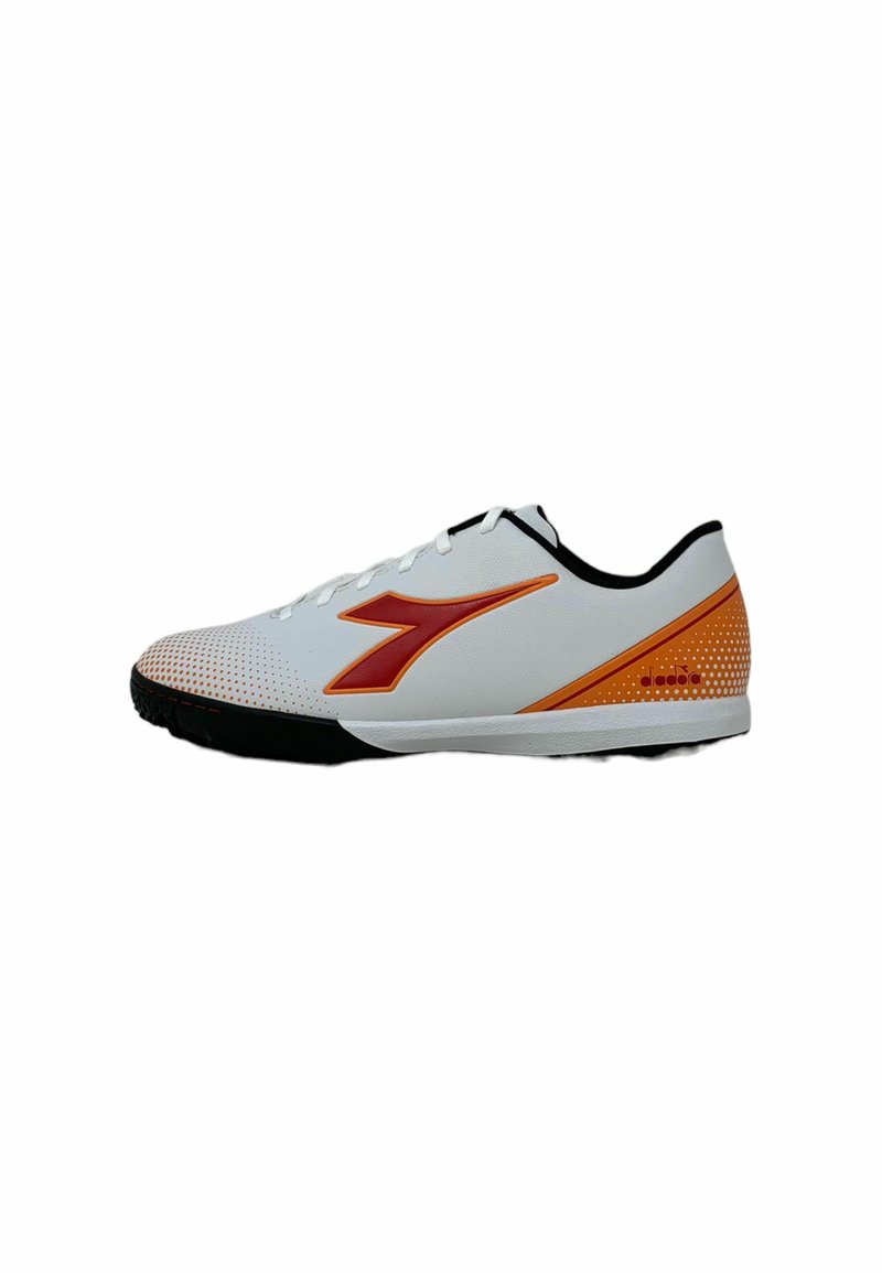 Scarpa sportiva bianca con logo rosso, dettagli arancioni e forature decorative. Suola testurizzata per aderenza; design elegante e a profilo basso.
