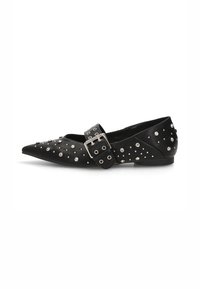 Zapato plano negro con punta afilada, adornado con tachuelas plateadas y una gran hebilla decorativa. Fabricado en cuero suave con un acabado texturizado.