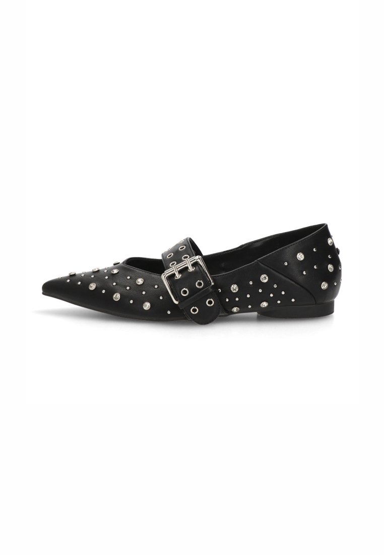 Zapato plano negro con punta afilada, adornado con tachuelas plateadas y una gran hebilla decorativa. Fabricado en cuero suave con un acabado texturizado.