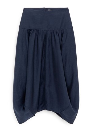 Gonna blu navy a vita alta con ampia fascia in vita, tessuto arricciato nella parte inferiore e orlo asimmetrico irregolare che crea un effetto drappeggiato.