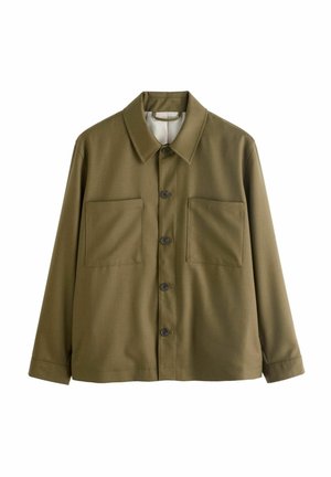 Olivegrüne Jacke aus weichem Material, mit Kragen, vorderem Knopfverschluss und zwei Brusttaschen. Schlichtes Design, lockere Passform.