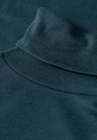 Dunkelblauer Baumwollrollkragenpullover Nahaufnahme. Verfügt über eine weiche Textur, einen gerippten Kragen und eine glatte Stoffoberfläche.
