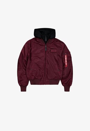 Chaqueta bomber burdeos con una capucha forrada de felpa negra, cierre de cremallera, puños y dobladillo acanalados, y un bolsillo lateral con un detalle de etiqueta roja.