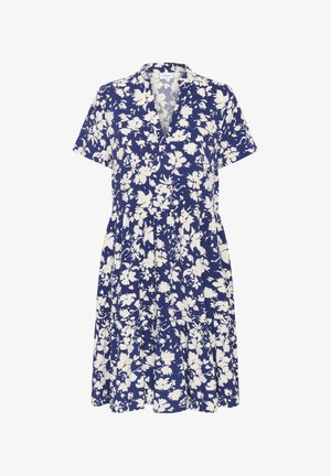 Sukienka w kwiatowy wzór z granatowym tłem i białymi kwiatami, krótkie rękawy, dekolt w serek oraz wielowarstwowy krój spódnicy.