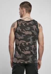 Tricou fără mâneci pentru bărbați, de culoare neagră, cu un model de camuflaj în nuanțe de maro și gri; design fără mâneci, material moale și guler rotund.