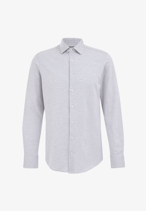 Helles graues Langarm-Hemd mit Knopfleiste, feiner gerippter Textur, spitzem Kragen und weißen Knöpfen entlang der Vorderseite und der Manschetten.