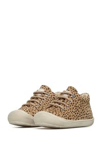 Sneaker beige con motivo maculato, tomaia in tessuto, suola in gomma, design con lacci e punta testurizzata.