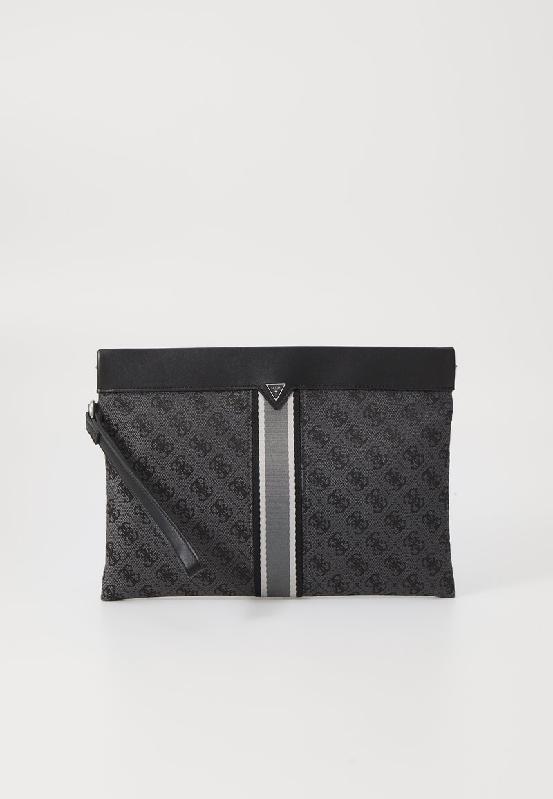 Mustan kuviollinen clutch-laukku kiiltävällä pinnalla, jossa on keskellä harmaa raita, nahkareunus ja vetoketjusuljenta. Kompakti suorakulmainen muotoilu.