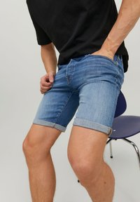 Jack & Jones JJIRICK JJICON SHORTS JJ 032 50SPS SN - Shorts di jeans - blue denim