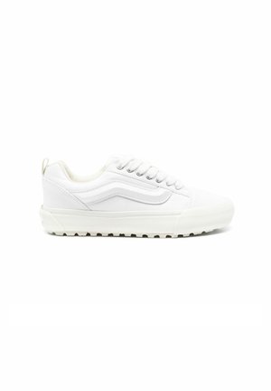 Witte canvas sneaker met ronde neus, zes-oog veterontwerp, textuurstrip aan de zijkant en rubberen zool met profielpatronen.