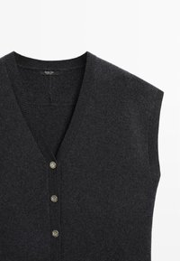 Cardigan senza maniche grigio scuro con scollo a V, caratterizzato da bordi a coste e quattro bottoni metallici sul davanti. Tessuto morbido e design minimale.