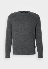 Maglione grigio a maglia con scollatura rotonda, polsini e orlo a costine, realizzato in materiale morbido; presenta una piccola etichetta del marchio sul lato.